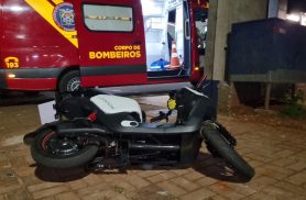 Mulher fica ferida após colisão entre moto elétrica e carro na Avenida Piquiri