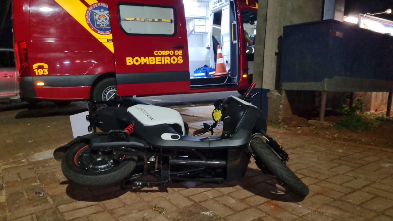 Mulher fica ferida após colisão entre moto elétrica e carro na Avenida Piquiri