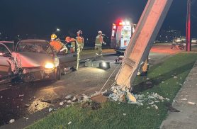 Motorista fica ferido após perder o controle de Classic e bater contra poste em Cascavel