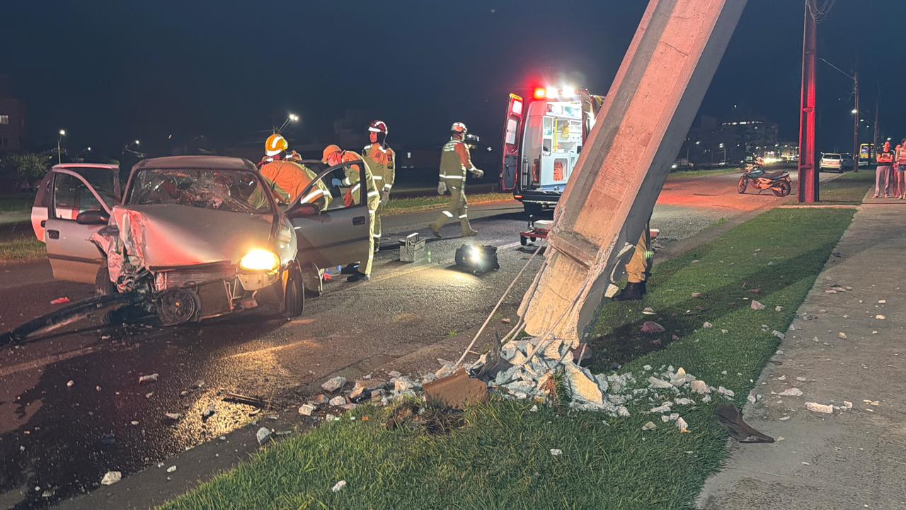 Motorista fica ferido após perder o controle de Classic e bater contra poste em Cascavel