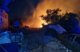 Incêndio atinge área com entulhos e ameaça casa de madeira no Cascavel Velho