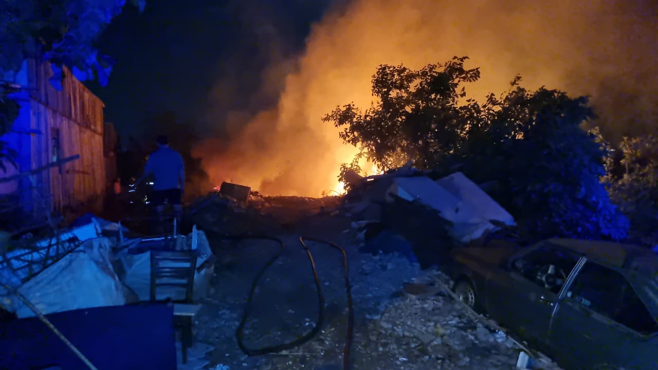 Incêndio atinge área com entulhos e ameaça casa de madeira no Cascavel Velho