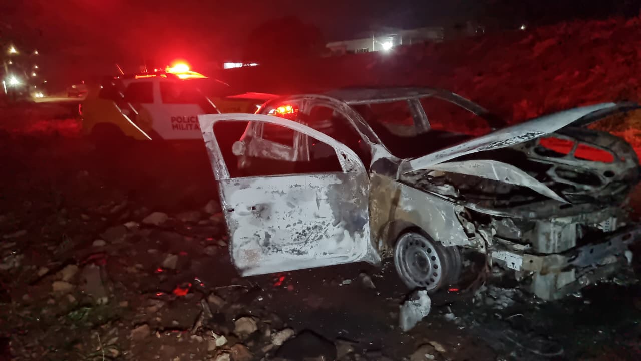 Gol suspeito de envolvimento em homicídio é encontrado incendiado na BR-369, em Cascavel