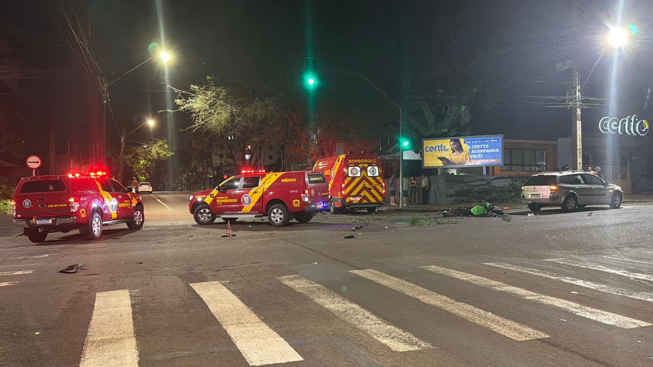 Motociclista fica ferido em colisão entre três veículos no Bairro Neva