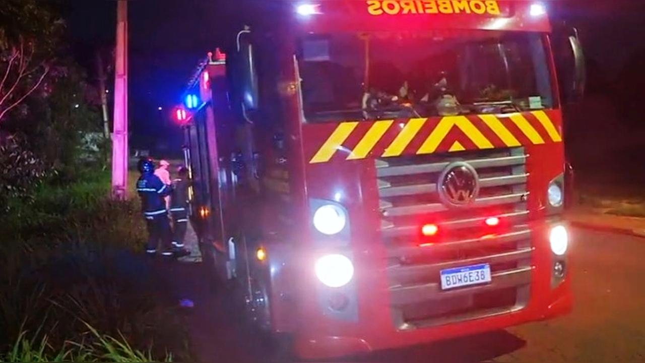 Fogo em área de vegetação mobiliza bombeiros e assusta moradores no Brasmadeira