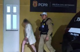 Motorista perde o controle, bate contra poste e acaba presa em Cascavel