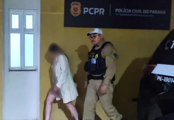 Motorista perde o controle, bate contra poste e acaba presa em Cascavel