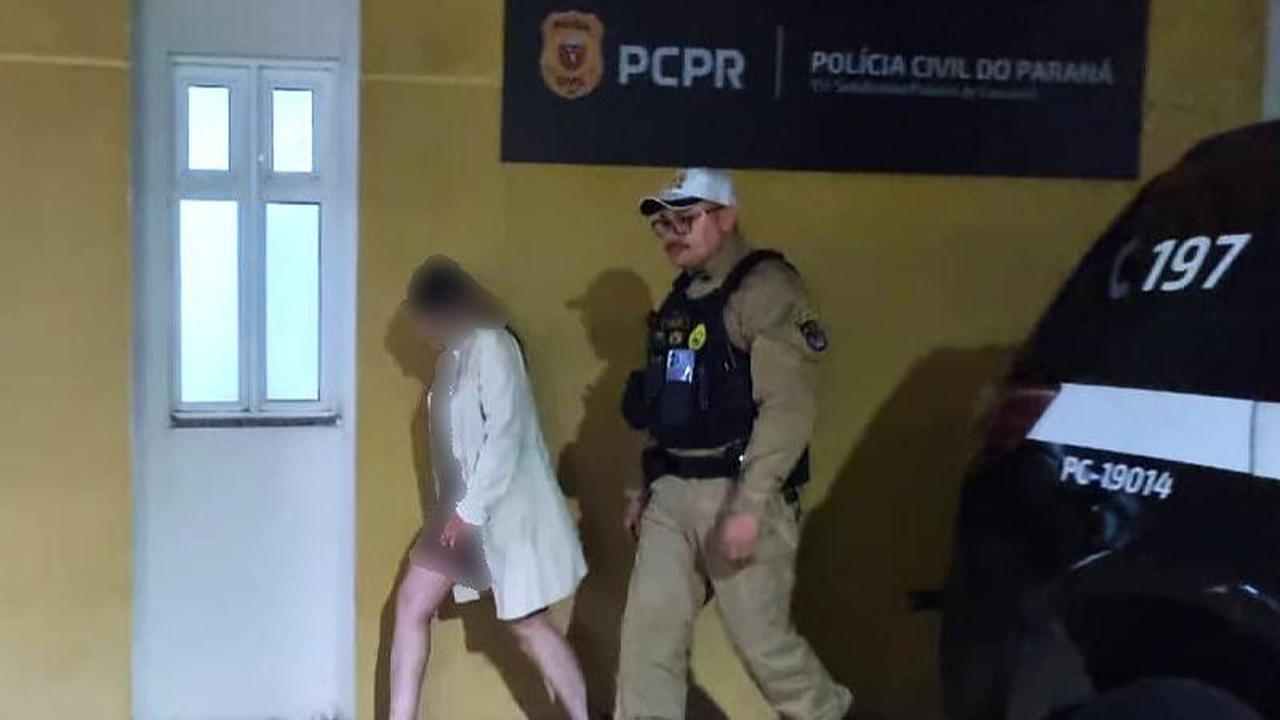 Motorista perde o controle, bate contra poste e acaba presa em Cascavel