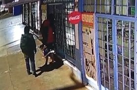 Vídeo mostra ladrões arrombando e fazendo a limpa em restaurante no Alto Alegre