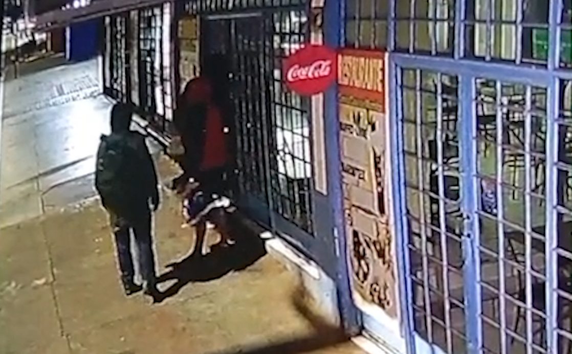 Vídeo mostra ladrões arrombando e fazendo a limpa em restaurante no Alto Alegre