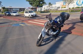 Carro e motocicleta batem em cruzamento na Avenida Tito Muffato, em Cascavel