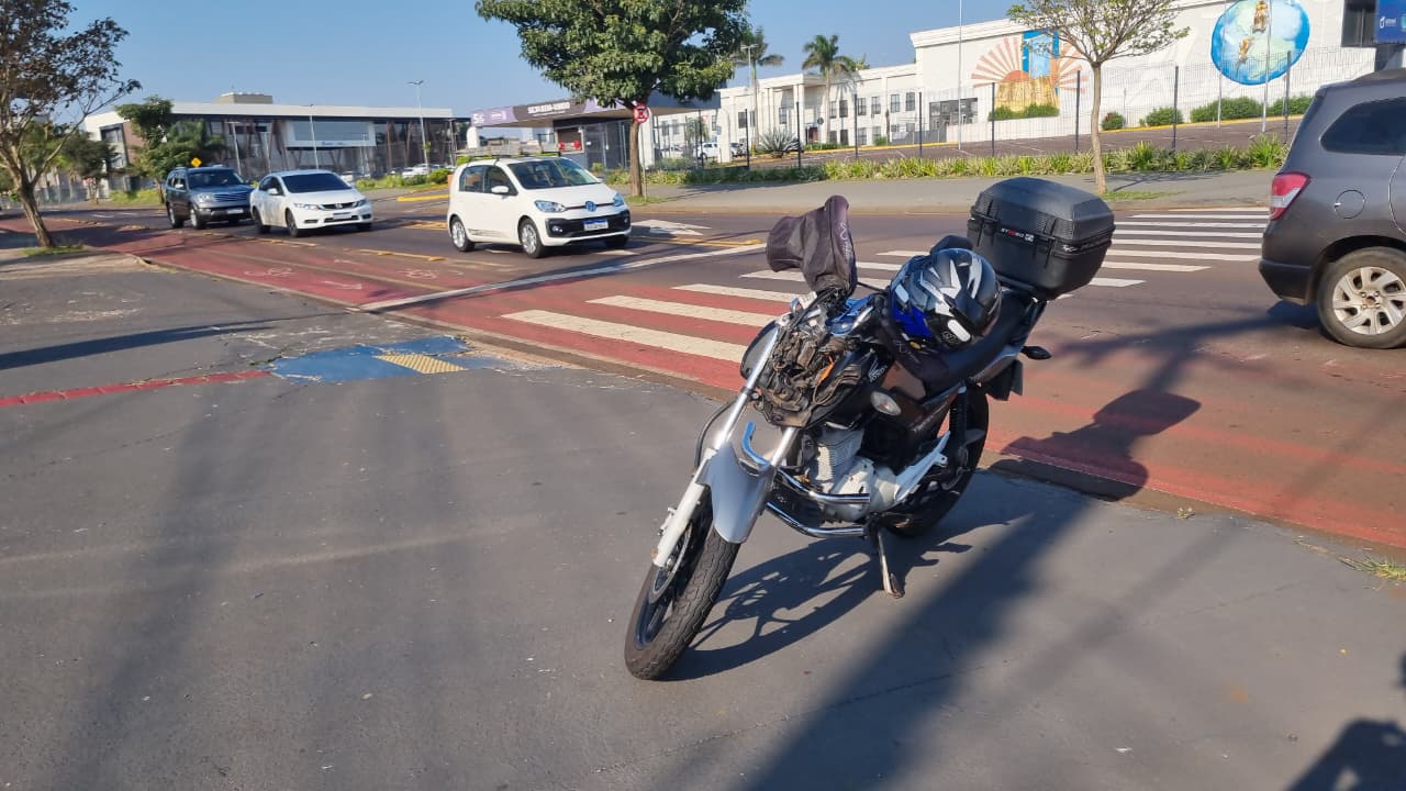 Carro e motocicleta batem em cruzamento na Avenida Tito Muffato, em Cascavel