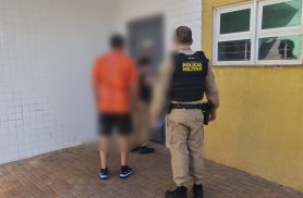 Homem é flagrado se masturbando em sacada de apartamento em Cascavel Homem é flagrado se masturbando em sacada de apartamento em Cascavel