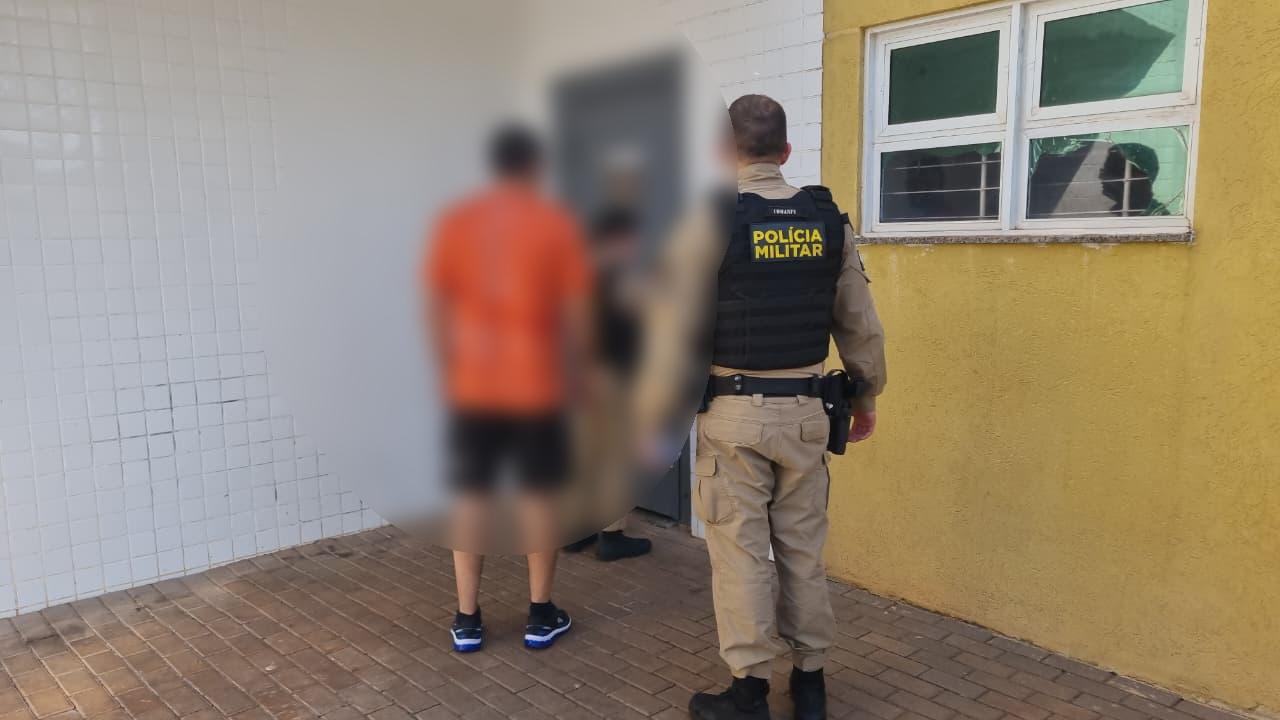 Homem é flagrado se masturbando em sacada de apartamento em Cascavel