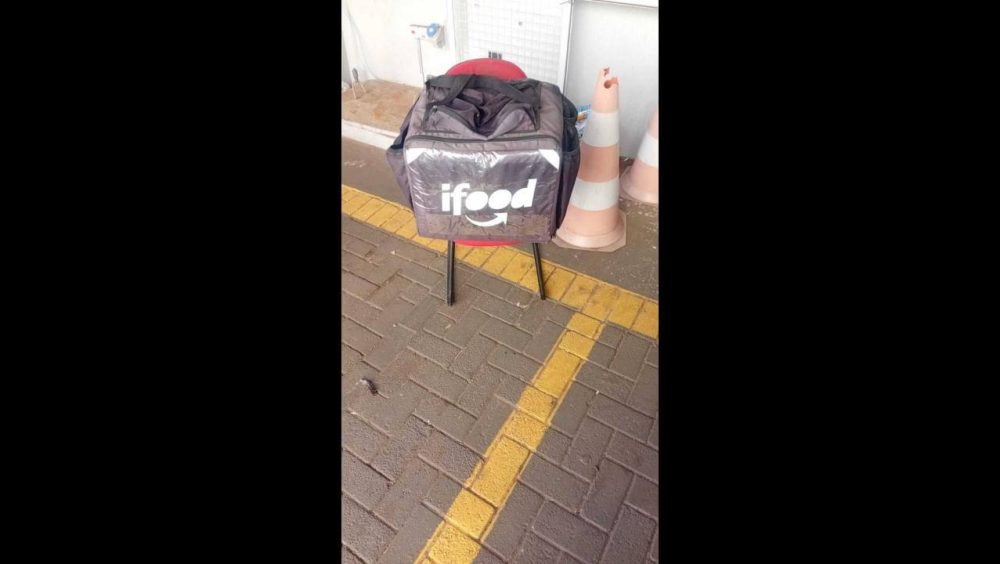Foi achado bolsa no bairro Centro Imagem referente a Foi achado bolsa no bairro Centro