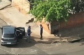 Vídeo mostra abordagem da Polícia Civil durante ação contra venda de drogas Vídeo mostra abordagem da Polícia Civil durante ação contra venda de drogas