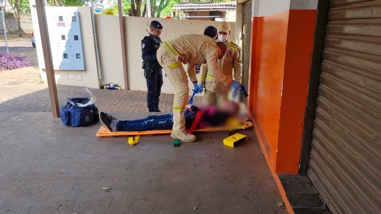 Idosa bate a cabeça após sofrer queda em calçada no Cancelli