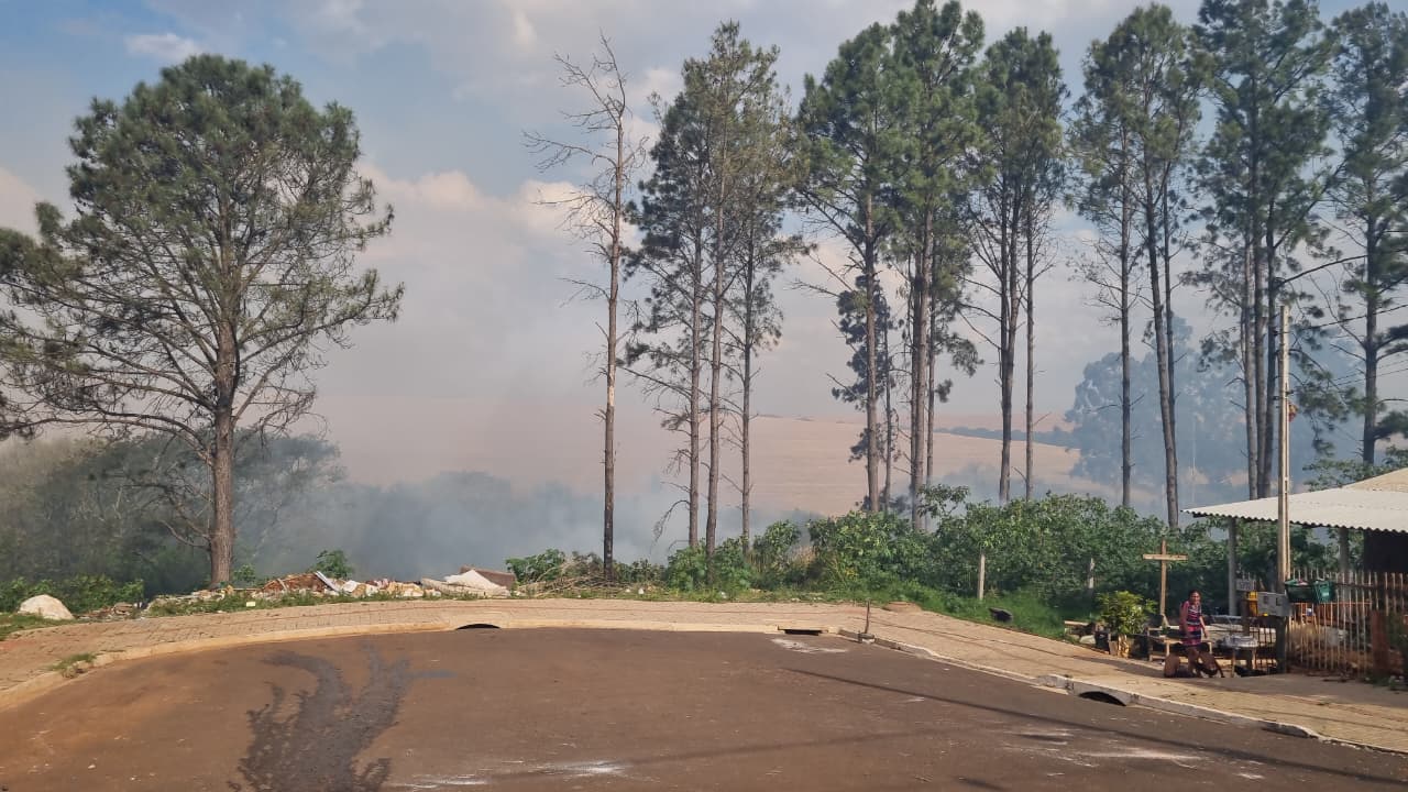 Incêndio ambiental ameaça residências no Cascavel Velho