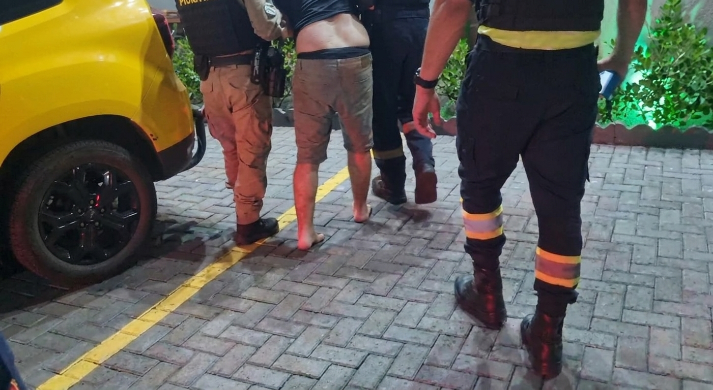 Após grave acidente no Floresta, motorista precisa ser carregado até a viatura da PM