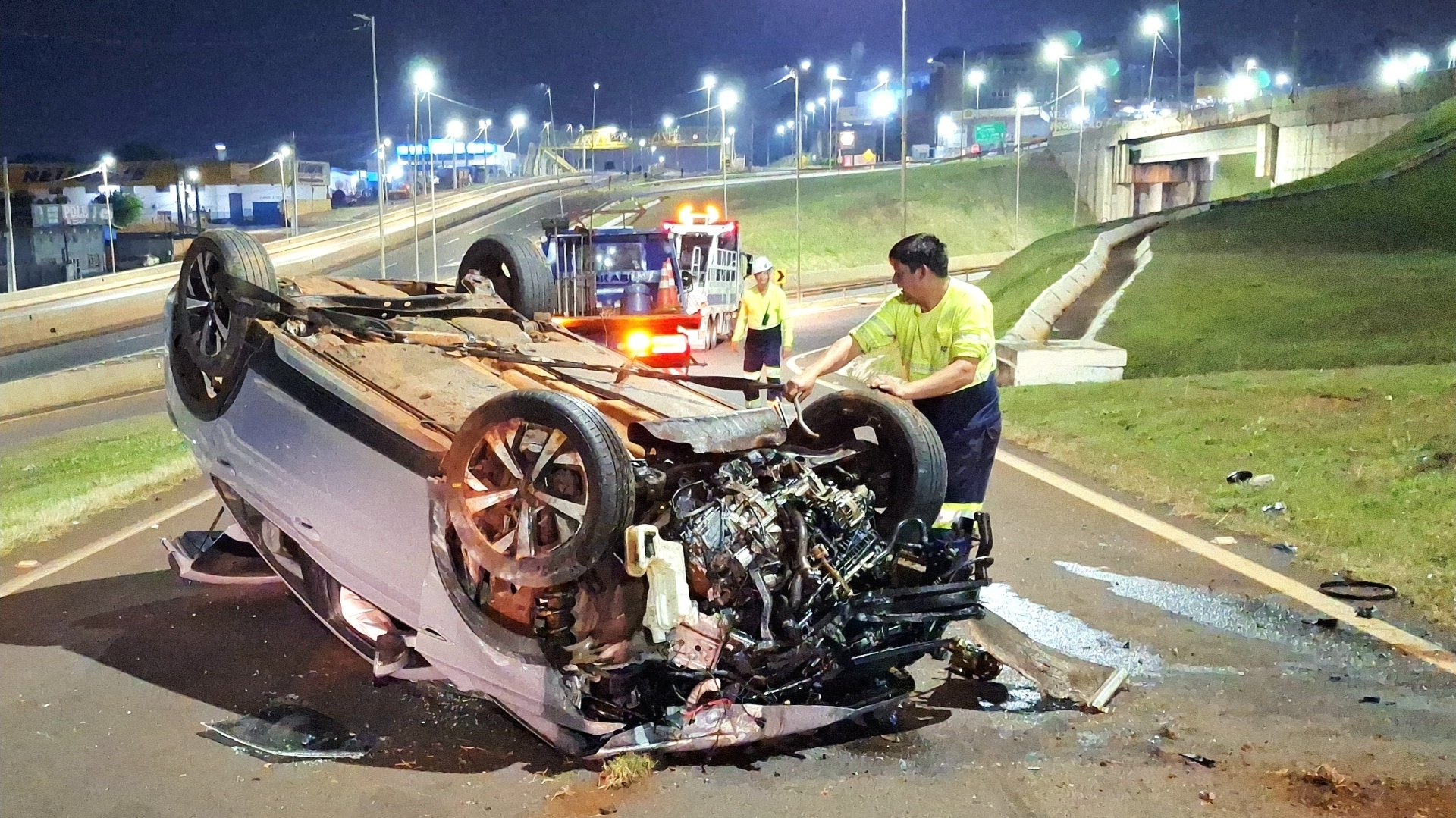 Nivus fica destruído após capotar no Trevo Cataratas durante a madrugada