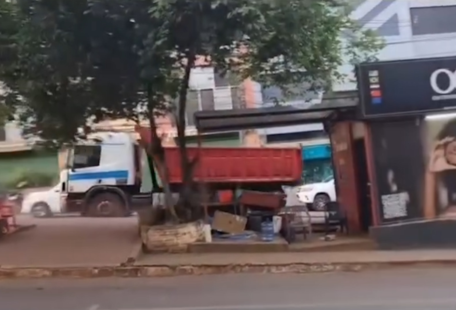 Vídeo mostra caminhão desgovernado causando colisão em cadeia em Ciudad del Este