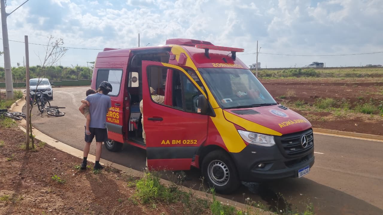 Homem sofre laceração na cabeça após sofrer queda de bicicleta na região do Terras Alpha, em Cascavel
