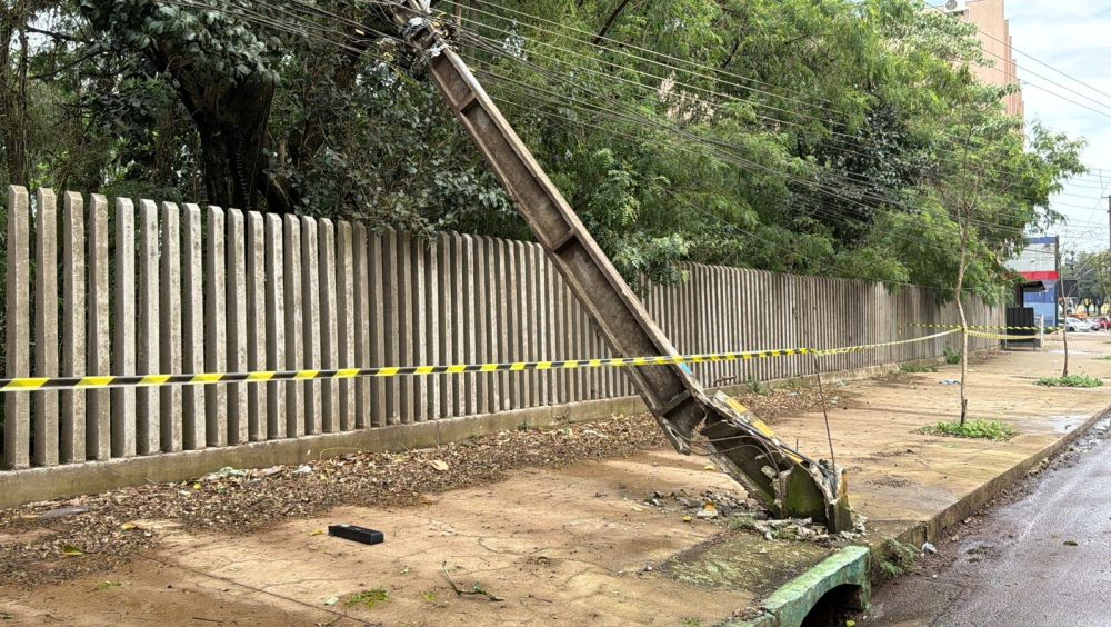 Poste cai na Avenida Brasil e deixa moradores sem energia em Cascavel Imagem referente a Poste cai na Avenida Brasil e deixa moradores sem energia em Cascavel