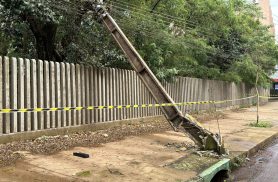 Poste cai na Avenida Brasil e deixa moradores sem energia em Cascavel