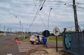 Vento arrebenta fios energizados e deixa trecho da Marginal da PRc-467 interditado em Cascavel