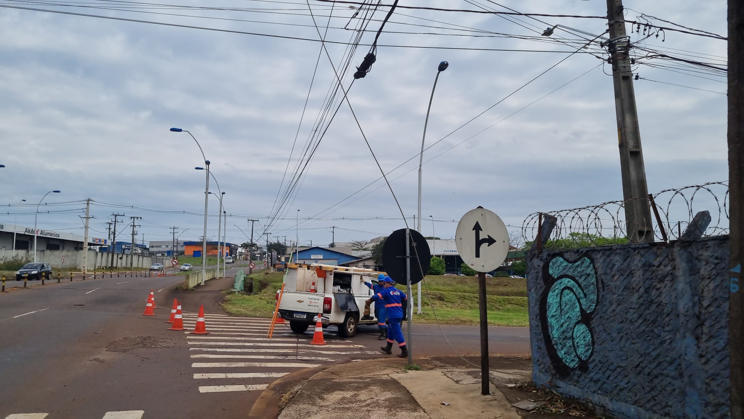 Vento arrebenta fios energizados e deixa trecho da Marginal da PRc-467 interditado em Cascavel