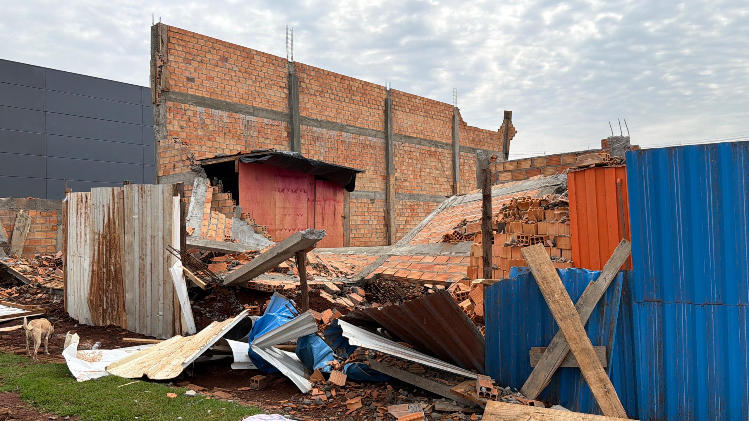Obra desaba durante fortes ventos e causa prejuízo de pelo menos R$ 150 mil em Cascavel