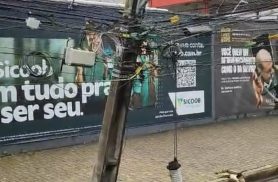 Poste afunda após temporal e deixa rua interditada e moradores sem luz em Cascavel