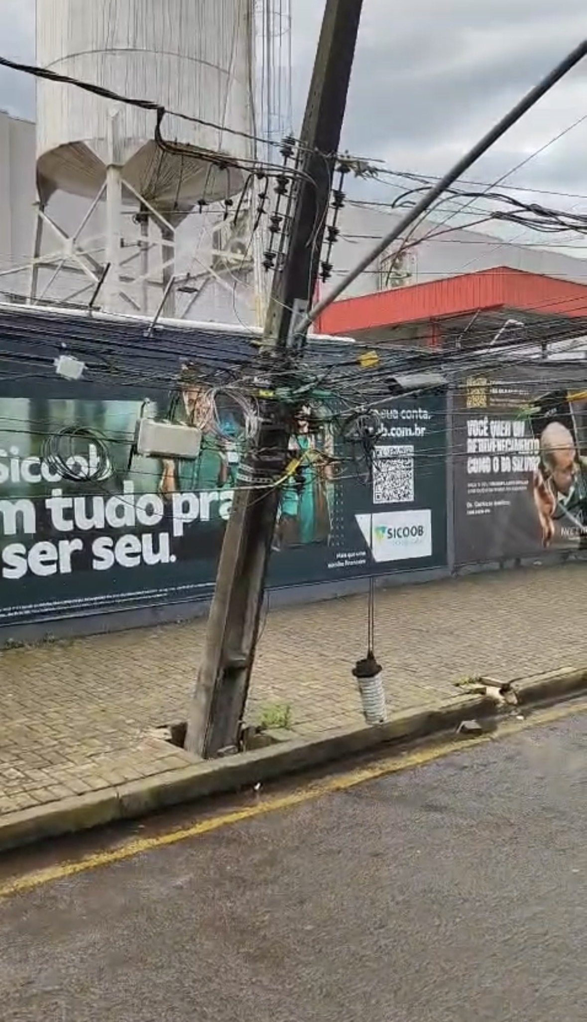 Poste afunda após temporal e deixa rua interditada e moradores sem luz em Cascavel