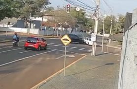 Vídeo mostra Sportage furando sinal vermelho e batendo em Corsa
