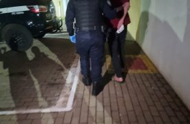 Homem é detido após empurrar companheira e descumprir medida protetiva