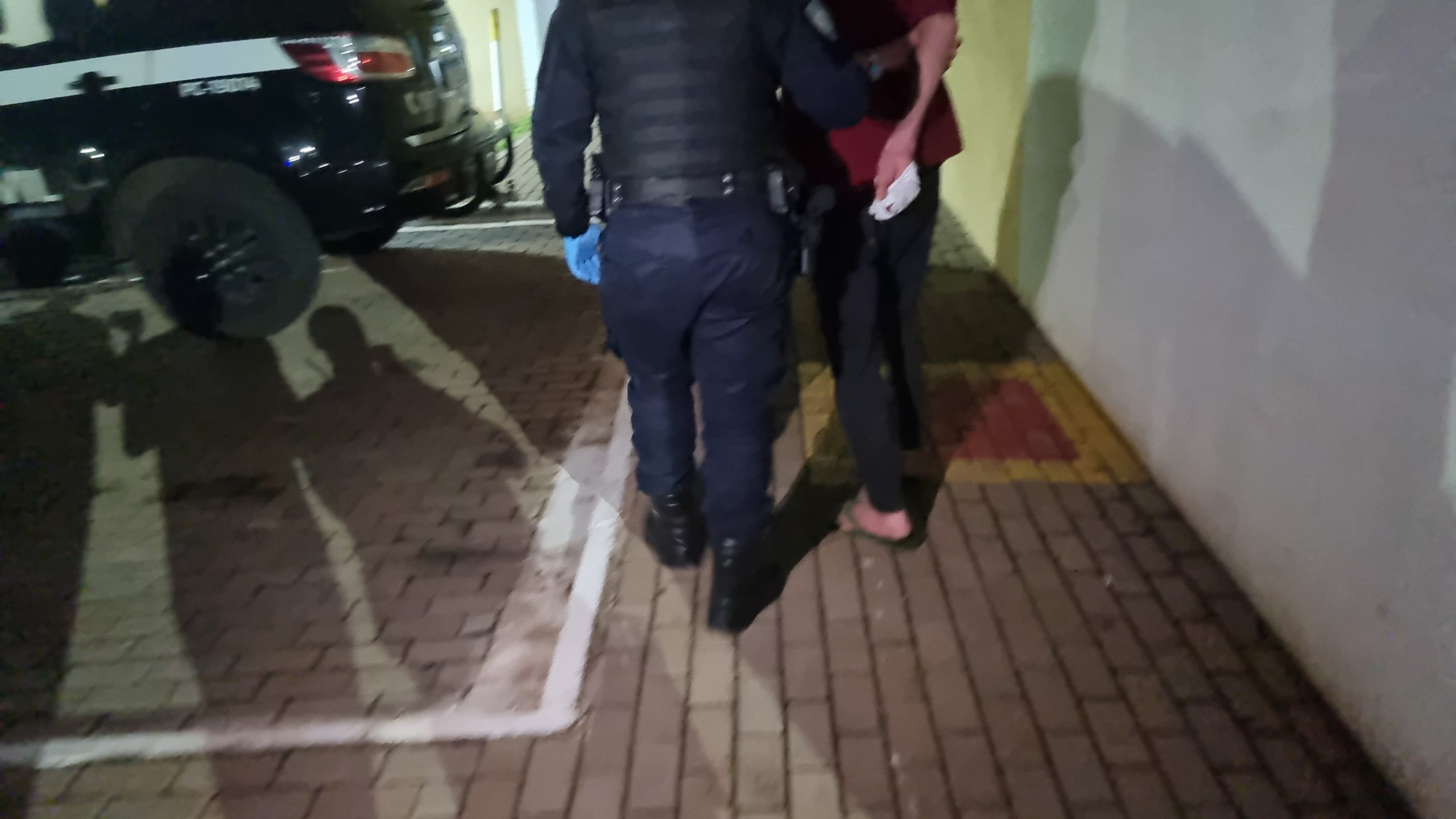Homem é detido após empurrar companheira e descumprir medida protetiva