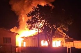 Grande incêndio destrói casa no bairro Santo Onofre