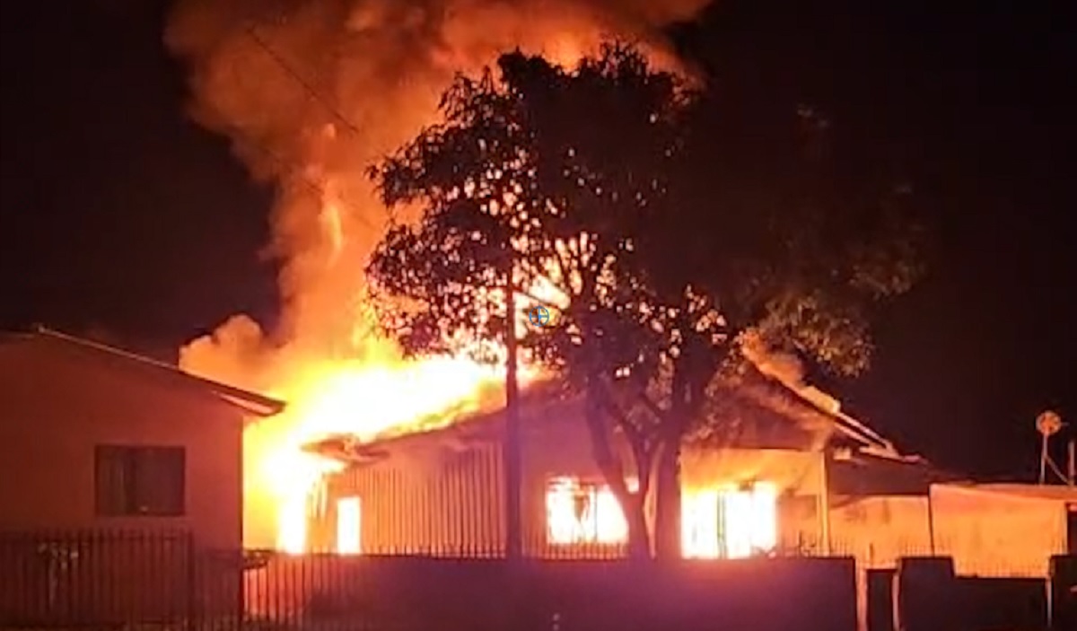 Grande incêndio destrói residência no bairro Santo Onofre