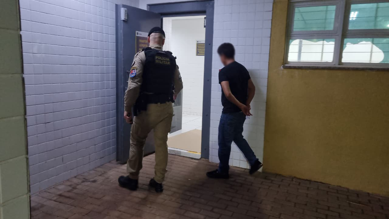 Homem é detido pela Polícia Militar após ser flagrado dirigindo na contramão em Cascavel