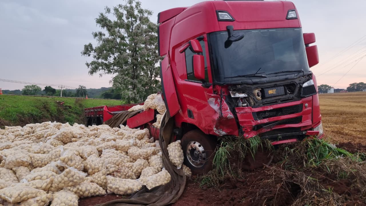 Caminhão carregado com batatas se envolve em acidente na BR-369, em Cascavel