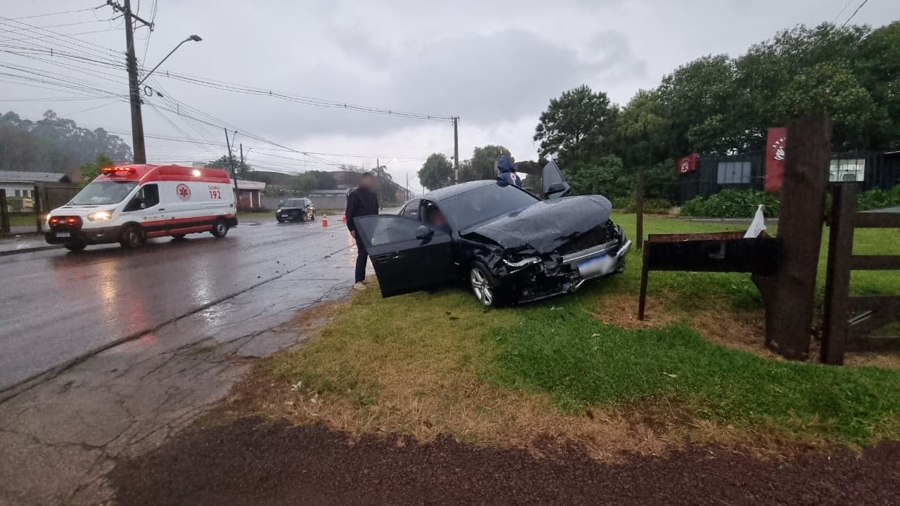 Forte colisão entre carros é registrada no Pioneiros Catarinenses