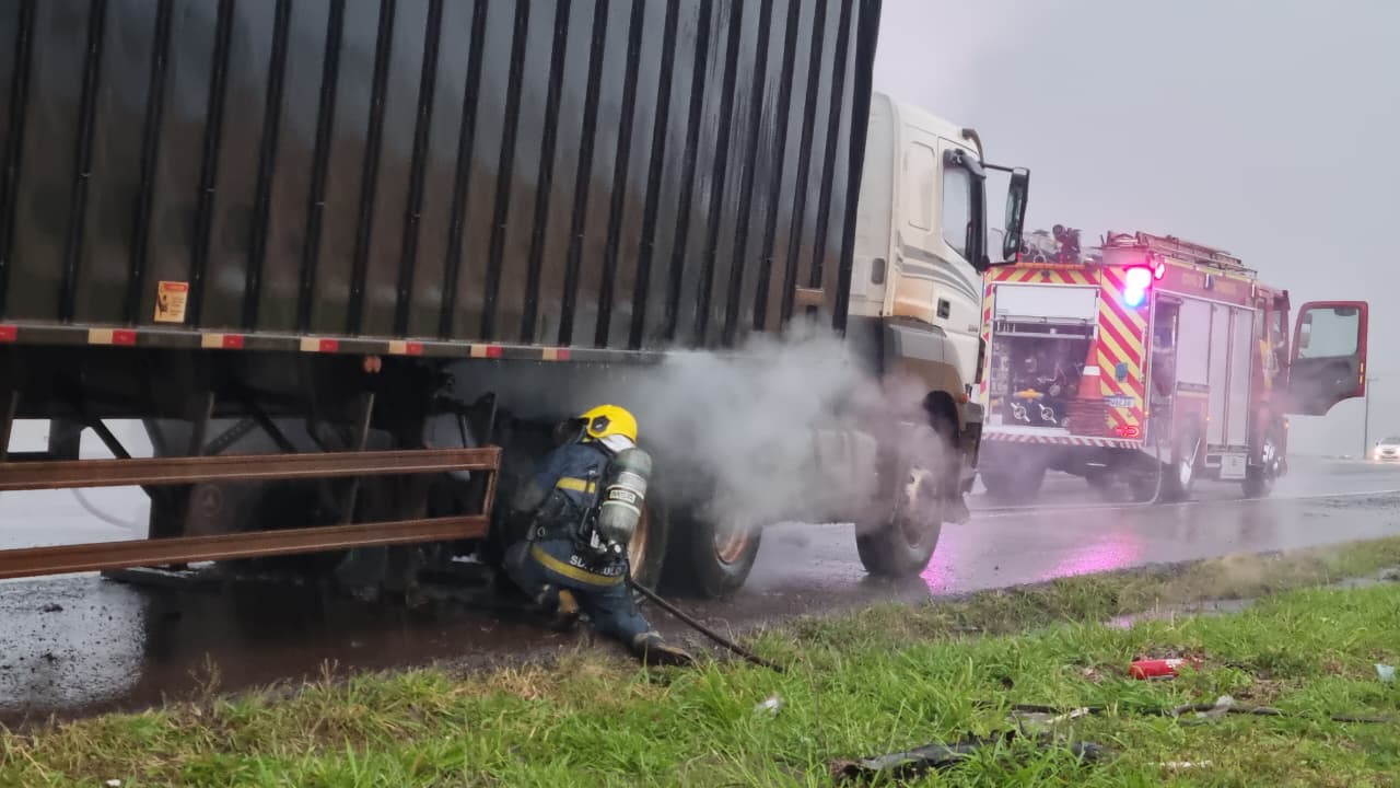Raio atinge caminhão e pneu pega fogo durante forte chuva na BR-467, em Cascavel