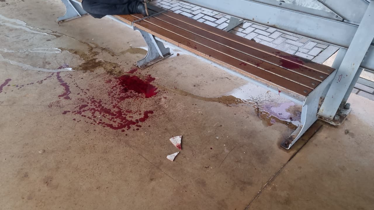 Ponto de ônibus fica coberto de sangue após ataque com pedaço de cerâmica em Cascavel