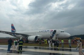 Avião da LATAM sai da pista após pouso no Aeroporto de Cascavel