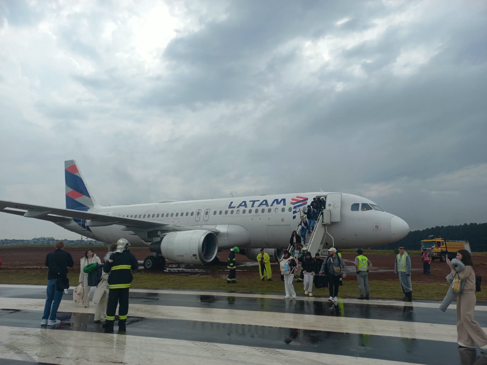 Avião da LATAM sai da pista após pouso no Aeroporto de Cascavel