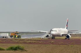 Veja onde parou avião da LATAM após sair da pista no Aeroporto de Cascavel