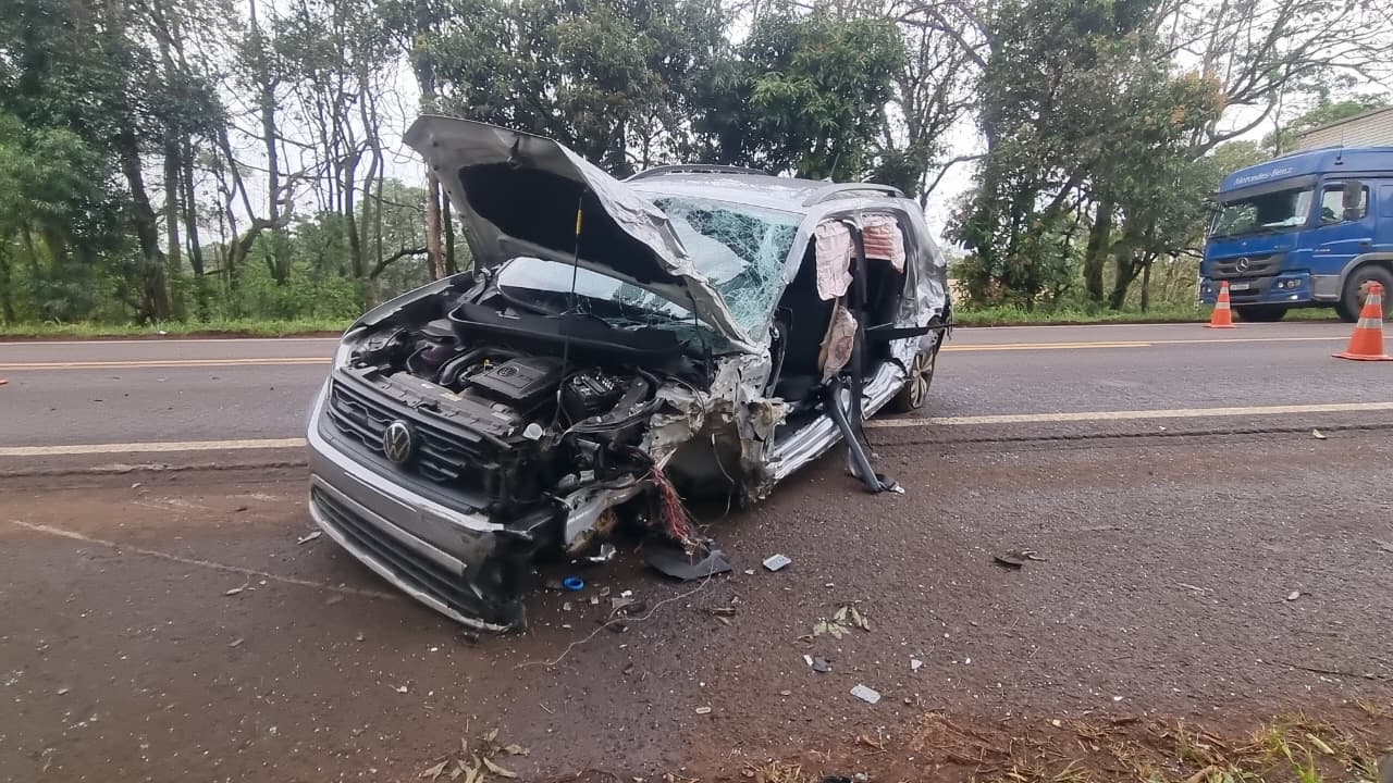 T-Cross fica destruída após colisão com carreta na rodovia BR-369