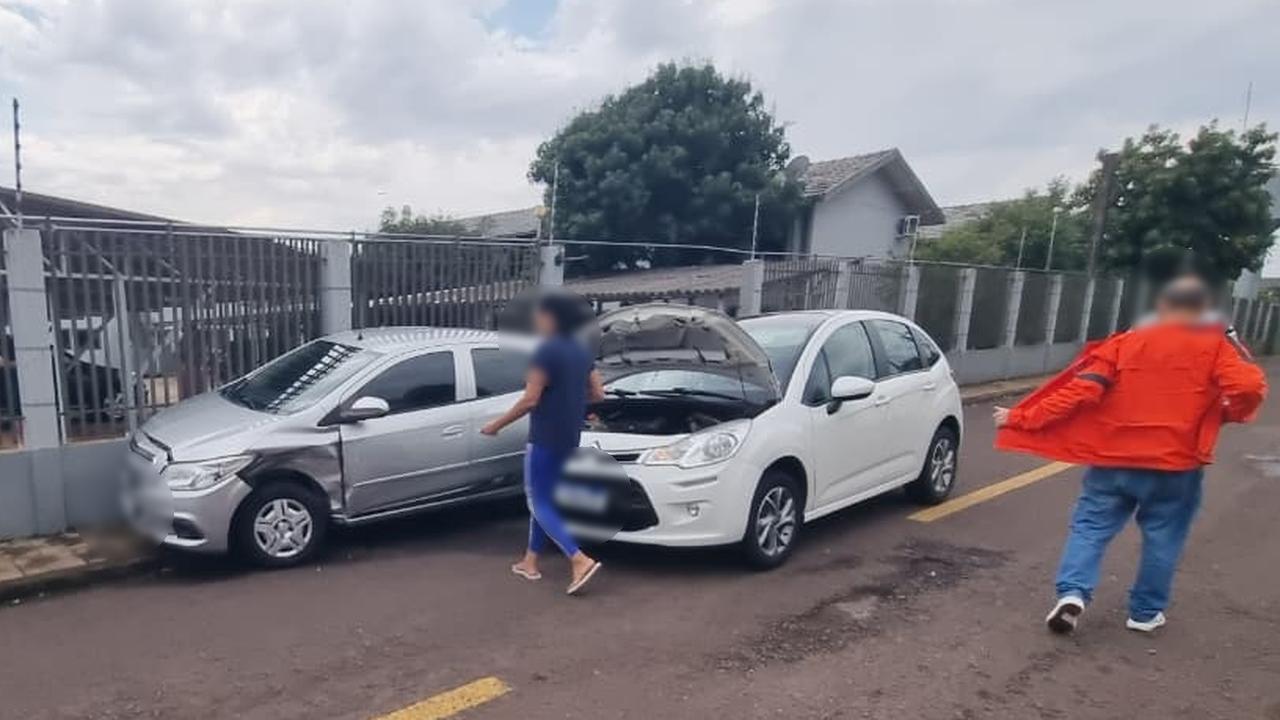 Forte colisão entre Onix e C3 é registrada no Bairro Cancelli