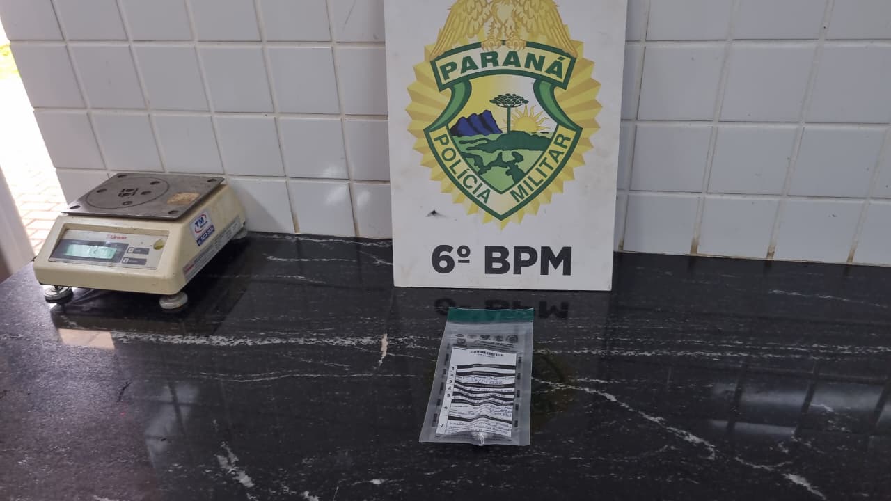 Jovem é flagrado pela PM com 2 gramas de maconha