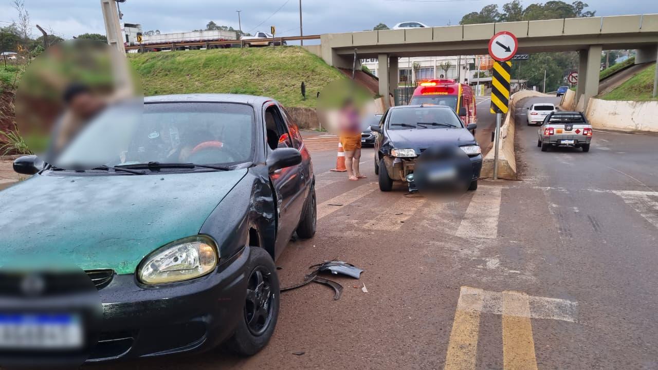 Batida entre Palio e Corsa deixa homem ferido na Rua Souza Naves Sul